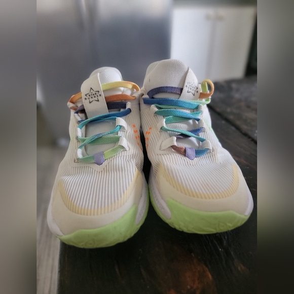 Nike White and Green Sneakers for Active Lifestyle - Picture 2 of 5